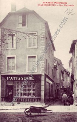 Carte postale ancienne Rue Marchande — Chaudes-Aigues (Cantal)