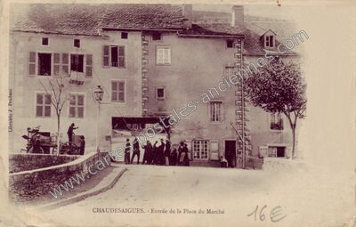 Carte postale ancienne Entrée de la Place du Marché — Chaudes-Aigues (Cantal)