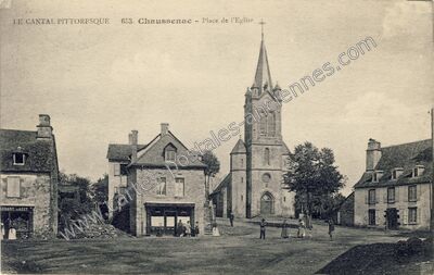 Carte postale ancienne Place de l'Eglise — Chaussenac (Cantal)