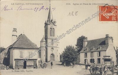 Carte postale ancienne Eglise et Place — Chaussenac (Cantal)