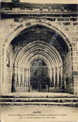 Carte postale ancienne Portail de l'Eglise du caractère architectural auvergnat dans la période bysantine du… — Dienne (Cantal)