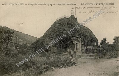 Carte postale ancienne Chapelle creusée dans un superpe monolithe — Fontanges (Cantal)