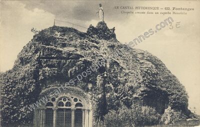 Carte postale ancienne Chapelle creusée dans un superbe Monolithe — Fontanges (Cantal)