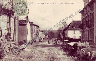 Carte postale ancienne La Grande Route — Jussac (Cantal)
