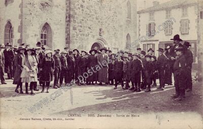 Carte postale ancienne Sortie de Messe — Jussac (Cantal)