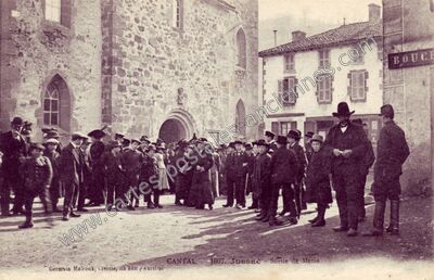 Carte postale ancienne Sortie de Messe — Jussac (Cantal)