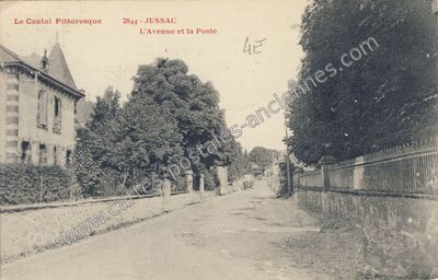 Carte postale ancienne L'Avenue et la Poste — Jussac (Cantal)