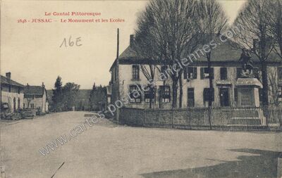 Carte postale ancienne Le Monument et les Ecoles — Jussac (Cantal)