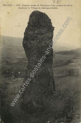 Carte postale ancienne Enorme masse de Basalques d'une hauteur de 60 m. dominant le Village — Laroquevieille (Cantal)