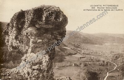 Carte postale ancienne Rocher Deboulade — Laroquevieille (Cantal)