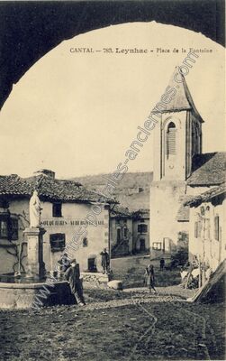 Carte postale ancienne Place de la Fontaine — Leynhac (Cantal)