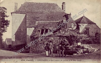 Carte postale ancienne Les joueurs de quilles et le four banal — Lieutadès (Cantal)