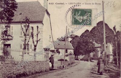 Carte postale ancienne Entrée du Bourg — Lieutadès (Cantal)