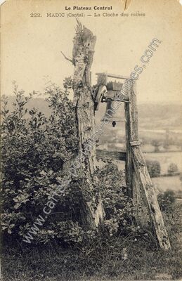 Carte postale ancienne La Cloche des ruines — Madic (Cantal)