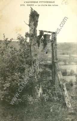 Carte postale ancienne La cloche des ruines — Madic (Cantal)