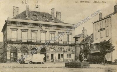 Carte postale ancienne L'Hôtel de Ville — Mauriac (Cantal)