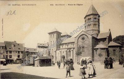 Carte postale ancienne Place de l'Église — Mauriac (Cantal)