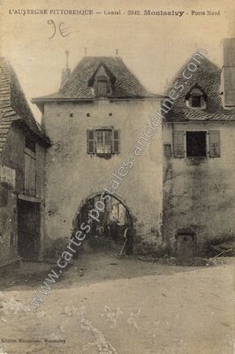 Carte postale ancienne Porte Nord — Montsalvy (Cantal)
