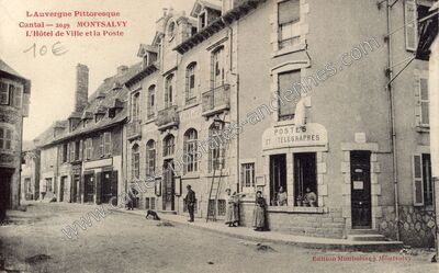 Carte postale ancienne L'Hôtel de Ville et la Poste — Montsalvy (Cantal)