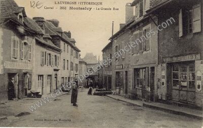Carte postale ancienne La Grande Rue — Montsalvy (Cantal)