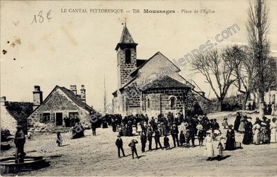 Carte postale ancienne Place de l'Eglise — Moussages (Cantal)