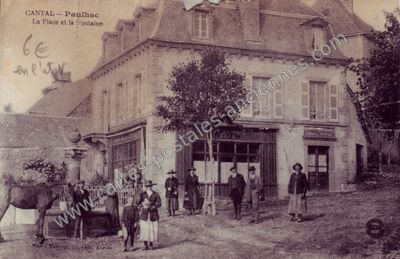 Carte postale ancienne La Place et la Fontaine — Paulhac (Cantal)