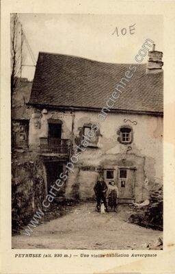Carte postale ancienne Une vieille habitation Auvergnate — Peyrusse (Cantal)