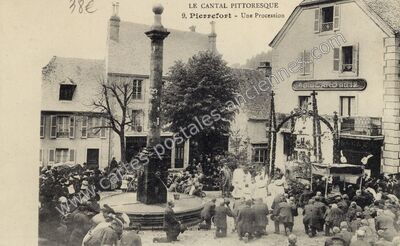 Carte postale ancienne Une Procession — Pierrefort (Cantal)