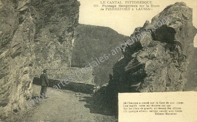 Carte postale ancienne Passage dangereux sur la Route — Pierrefort (Cantal)