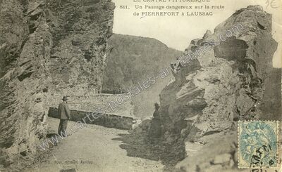 Carte postale ancienne Un Passage dangereux sur la route — Pierrefort (Cantal)