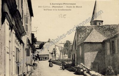 Carte postale ancienne St-Flour et la Gendarmerie — Pierrefort (Cantal)