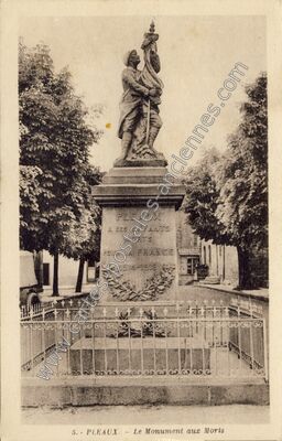 Carte postale ancienne Le Monument aux Morts — Pleaux (Cantal)