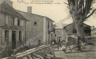 Carte postale ancienne L'Auvergne Pittoresque - La Place — Roannes-Saint-Mary (Cantal)