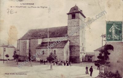 Carte postale ancienne La Place de l'Eglise — Rouffiac (Cantal)