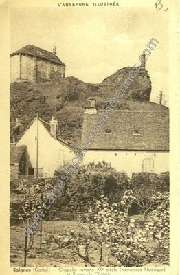Carte postale ancienne Chapelle romane XIIe siècle (monument historique) et Ruines du Château — Saignes (Cantal)
