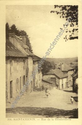 Carte postale ancienne Rue de la Gendarmerie — Saint-Cernin (Cantal)
