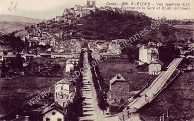 Carte postale ancienne Vue générale (Est) Avenue de la Gare et Route nationale — Saint-Flour (Cantal)