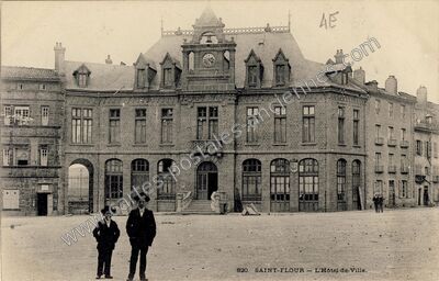Carte postale ancienne L'Hôtel-de-Ville — Saint-Flour (Cantal)