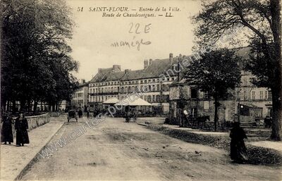 Carte postale ancienne Entrée de la Ville. Route de Chaudesaigues — Saint-Flour (Cantal)