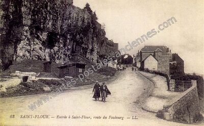 Carte postale ancienne Entrée à Saint-Flour, route du Faubourg — Saint-Flour (Cantal)