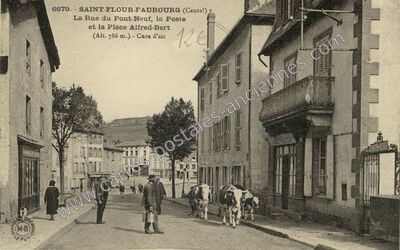 Carte postale ancienne La Rue du Pont Neuf, la Poste et la Place Alfred-Bert — Saint-Flour (Cantal)