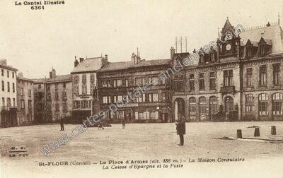 Carte postale ancienne La Place d'Armes (alt. 886 m.) - La Maison Consulaire La Caisse d'Epargne et la Poste — Saint-Flour (Cantal)