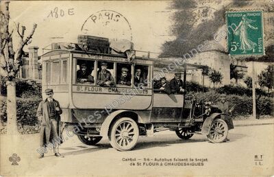 Carte postale ancienne Autobus faisant le trajet de St FLOUR à CHAUDESAIGUES — Saint-Flour (Cantal)