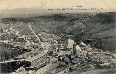 Carte postale ancienne L'Auvergne, le Faubourg vu des Remparts — Saint-Flour (Cantal)