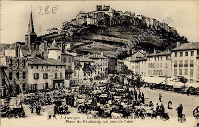 Carte postale ancienne Place du Faubourg, un jour de foire — Saint-Flour (Cantal)