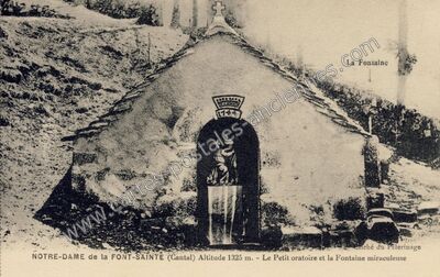 Carte postale ancienne Font Sainte — Saint-Hippolyte (Cantal)