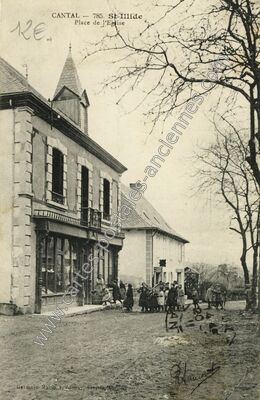 Carte postale ancienne Place de l'Eglise — Saint-Illide (Cantal)