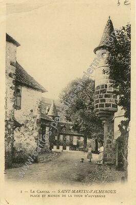 Carte postale ancienne Place et maison de la Tour d'Auvergne — Saint-Martin-Valmeroux (Cantal)