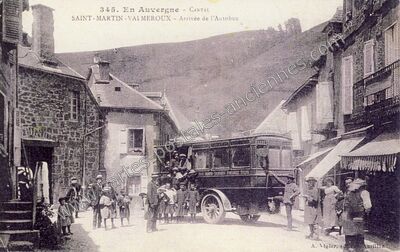 Carte postale ancienne Arrivée de l'Autobus — Saint-Martin-Valmeroux (Cantal)
