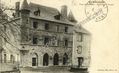 Carte postale ancienne Place de SALERS. - Halle aux Fromages — Salers (Cantal)